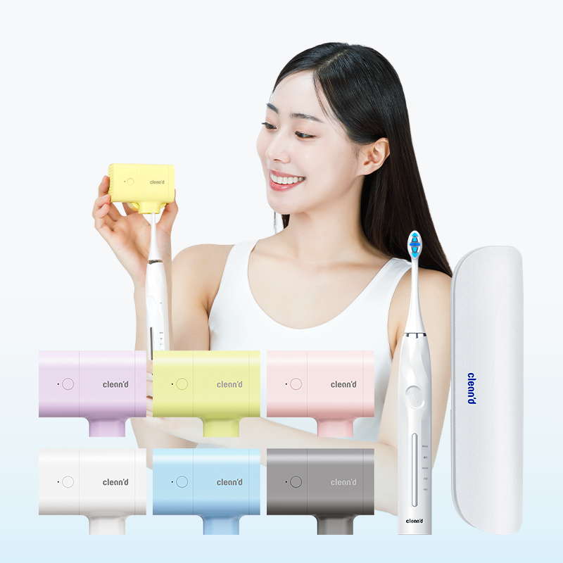 칫솔살균기 브랜드 클린디의 제품 이미지. 모델이 노란 살균기를 들고 있고 아래로 보라와 연두와 분홍 등 여섯 가지 색상의 살균기와 전동칫솔, 보관 케이스가 함께 놓여 있다