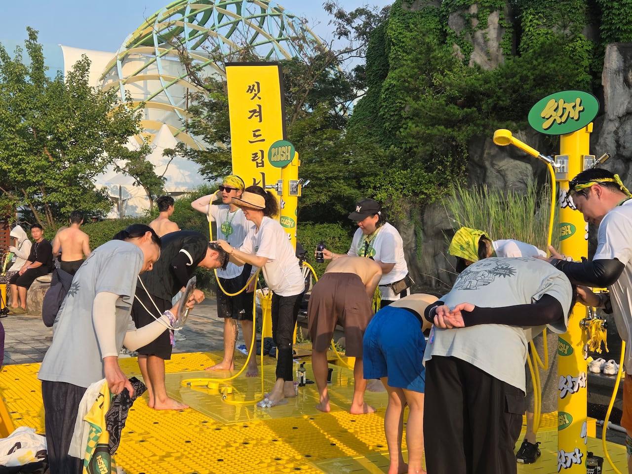 러쉬코리아가 페스티벌 현장에 마련한 씻겨드립니다 샤워 부스에서 관객들이 머리를 감는 모습